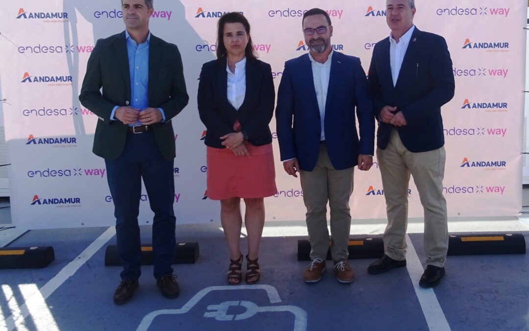 El diputado de Empleo y Empresa asiste a la inauguración de un hub de cargadores ultrarrápidos para vehículos eléctricos en Guarromán