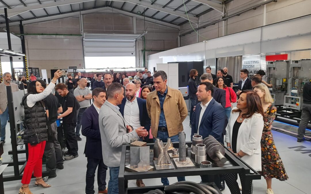 El presidente de la Diputación de Jaén acompaña al presidente del Gobierno en su visita a la empresa linarense Meltio