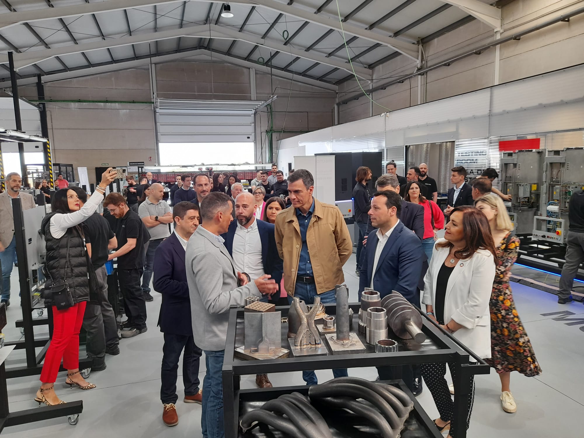 El presidente de la Diputación de Jaén acompaña al presidente del Gobierno en su visita a la empresa linarense Meltio