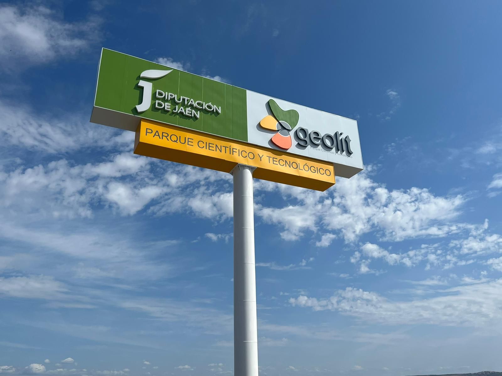 La Diputación de Jaén instala un monoposte en Geolit para mejorar la visibilidad del parque científico tecnológico