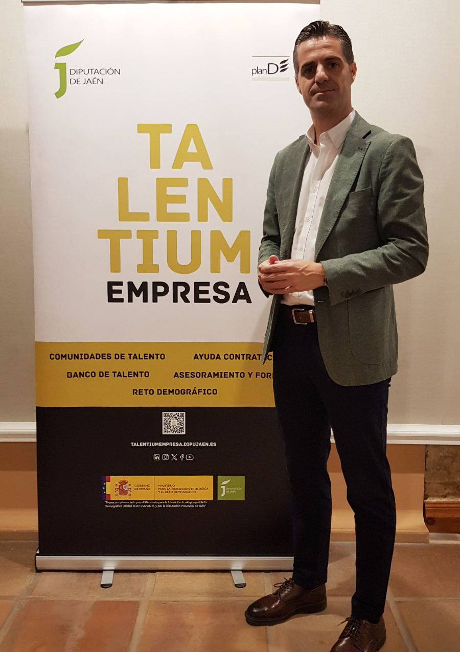 20231210_Luis_Miguel_Carmona_junto_a_la_imagen_de_Talentium_Empresa Diputación lanza la segunda convocatoria de Talentium Empresa para fomentar la contratación indefinida