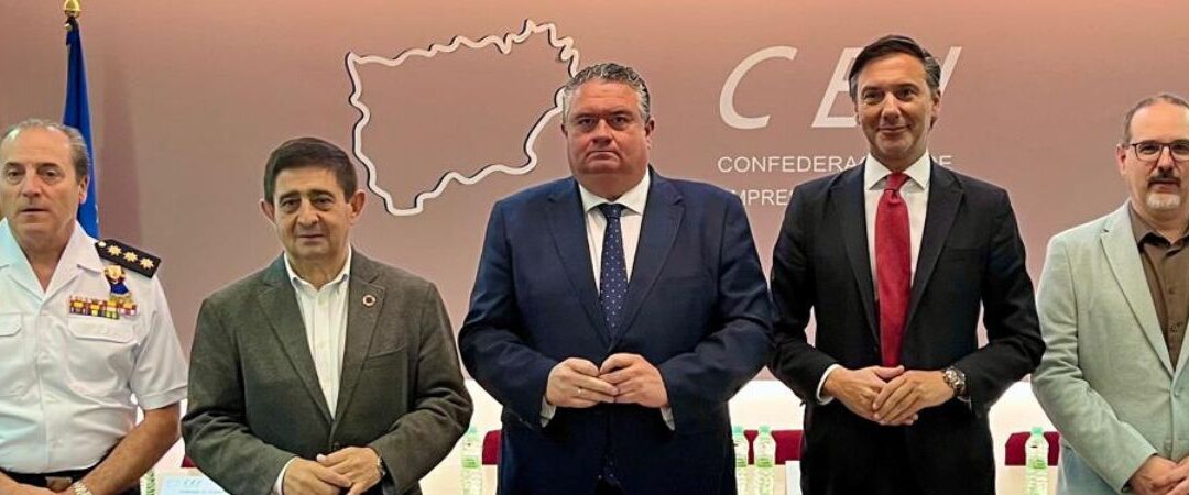 Empresarios se interesan por los avances del CETEDEX, cuyo campus principal estará en uso antes de final de año